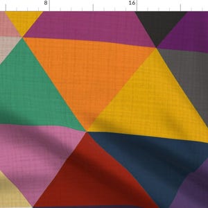 Peut inclure: Un motif géométrique coloré composé de triangles de différentes couleurs, notamment rose, vert, orange, jaune, violet et bleu. Le tissu a un aspect texturé, suggérant un matériau tissé.