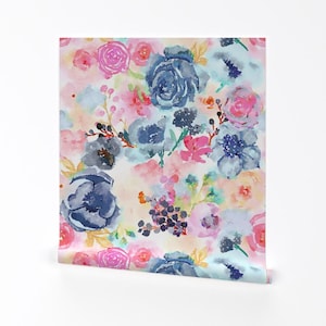 Aquarell Blumentapete - Spring Dreams By Theartwerks - Blau Rosa Jumbo Blumen Abnehmbare selbstklebende Tapetenrolle von Spoonflower