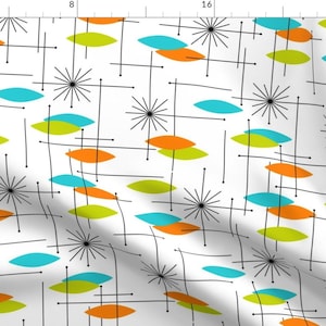 Op de afbeelding: Een witte achtergrond met een herhalend patroon van zwarte lijnen, oranje, groene en blauwe ovale vormen en zwarte sterbursts.