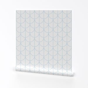 Puede incluir: Un papel tapiz blanco con un patrón repetitivo de arcos azul claro. Los arcos están dispuestos en un patrón escalonado, creando un diseño geométrico sutil.
