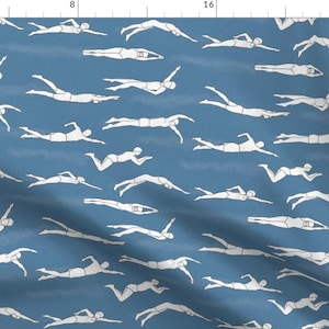 Può includere: Uno schema senza cuciture che presenta silhouette bianche di nuotatori su uno sfondo blu. I nuotatori sono in varie posizioni, alcuni sono sulla schiena, altri di lato e altri sulla pancia. Lo schema è perfetto per tessuti, carta da parati o carta da regalo.