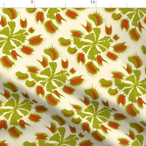 Peut inclure: Un tissu blanc avec un motif répété de plantes de dionée attrape-mouche vertes et orange. Les plantes sont stylisées et ont un aspect vintage.
