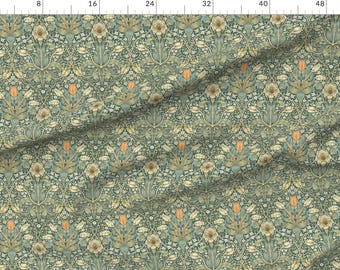 Op de afbeelding: Een textielstof met een herhalend botanisch patroon van saliegroen blad, crèmekleurige bloemen en oranje tulpachtige bloesems. Het ontwerp is dicht en ingewikkeld, geplaatst op een donkergroene achtergrond met een liniaal aan de bovenzijde.
