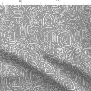 Peut inclure: Un motif sans couture composé de formes abstraites blanches sur un fond gris. Les formes sont un mélange de cercles, d'ovales et de carrés, tous avec un aspect légèrement texturé. Le motif est parfait pour ajouter une touche moderne à tout projet.
