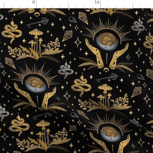 Pode incluir: Um fundo preto com um padrão repetido em ouro e prata de cobras, mãos, estrelas, cogumelos, chaves e diamantes. O padrão lembra um tema místico ou mágico.