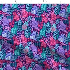 Peut inclure: Un motif sans couture représentant des chats roses, violets et turquoise dans un design floral sur un fond violet foncé.