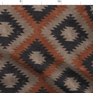 Op de afbeelding: Een naadloos patroon met een geometrisch ontwerp in tinten bruin, zwart en oranje. Het patroon doet denken aan Native American textiel en is perfect voor verschillende interieurprojecten.