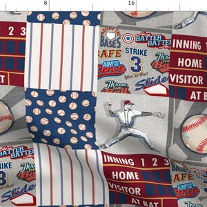 Puede incluir: Un diseño de tela de patchwork con temática de béisbol. La tela incluye un jugador de béisbol, pelotas de béisbol y texto como "Inning 1 2 3", "Home", "Visitor", "At Bat", "Bases", "Strike 3", "Aim for the Fence", "Throw the Ball", y "Slide".