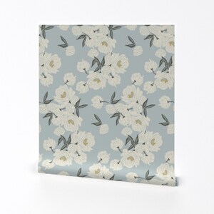 Creme Pfingstrosen Tapete - Peony Serpentine von conroycreekdesigns - Hellblaue Blumen entfernbare Tapete von Spoonflower