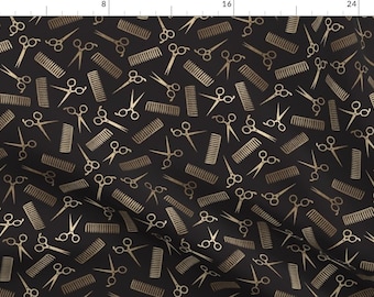 Peut inclure: Tissu noir avec un motif répété de ciseaux et de peignes dorés. Le motif présente des outils de coiffeur de différentes tailles et orientations, créant une esthétique texturée et professionnelle.
