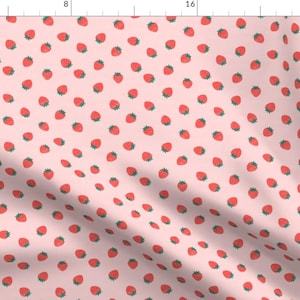Könnte beinhalten: Ein rosa Stoff mit einem sich wiederholenden Muster aus roten Erdbeeren. Die Erdbeeren sind klein und haben ein einfaches Design.