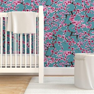 Japońska tapeta – Sakura Turquoise autorstwa Sveta Aho – Duża rolka samoprzylepnej tapety z motywem kwitnącej wiśni, zdejmowana, z motywem sadu, autorstwa Spoonflower zdjęcie 6