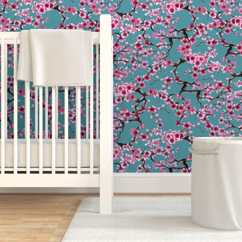 Japońska tapeta – Sakura Turquoise autorstwa Sveta Aho – Duża rolka samoprzylepnej tapety z motywem kwitnącej wiśni, zdejmowana, z motywem sadu, autorstwa Spoonflower zdjęcie 6