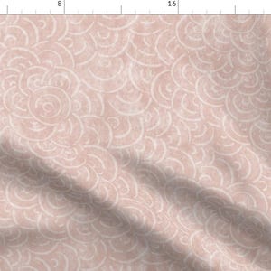 Könnte beinhalten: Ein rosa Stoff mit einem weißen, abstrakten, wirbelnden Muster. Das Muster ähnelt sich überlappenden Kreisen und Wellen.