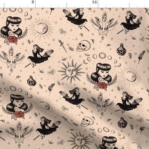 Puede incluir: Un patrón sin costuras que presenta una bruja volando en una escoba, un sol, una luna, una calavera, una botella de poción y otros símbolos místicos. El patrón es en blanco y negro sobre un fondo beige.