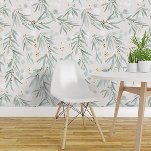 Blätter-Tapete – Zarte Blätter – Grau von Crystal Walen – Grau-Grüne Natur, ruhige Bäume, abnehmbare, selbstklebende Tapetenrolle von Spoonflower