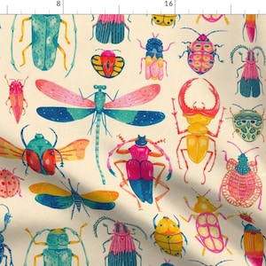 Op de afbeelding: Een kleurrijk patroon met verschillende insecten, waaronder kevers, vlinders en libellen. De insecten zijn getekend in een grillige stijl met felle kleuren en ingewikkelde details. De achtergrond is licht crèmekleurig.