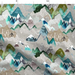 Może przedstawiać: Wzór bez szwów z powtarzającym się wzorem abstrakcyjnych gór w odcieniach niebieskiego, zielonego i białego na jasnoszarym tle.