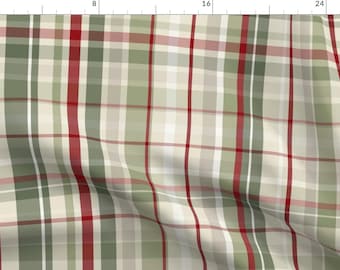 Puede incluir: Una tela de cuadros rojos, verdes y blancos con un brillo sutil. La tela está doblada y tiene una ligera arruga.