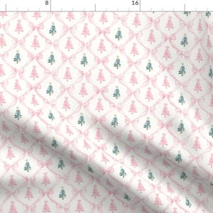 Op de afbeelding: Een herhalend patroon van roze strikken en kerstbomen in roze en groenblauw op een witte achtergrond. Het ontwerp is in aquarel stijl, wat een zachte en delicate uitstraling creëert.