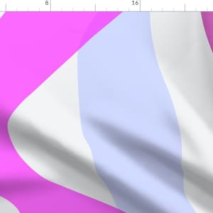 Puede incluir: Diseño de tela abstracta con rayas curvas y fluidas en tonos rosa, blanco y azul claro. La tela tiene un aspecto suave y texturizado, con los colores mezclándose y superponiéndose para crear un efecto visual dinámico.