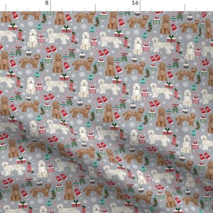 Puede incluir: Un patrón sin costuras con perros doodle en marrón y blanco con decoraciones navideñas sobre un fondo gris. Las decoraciones incluyen bastones de caramelo, acebo, adornos y calcetines.