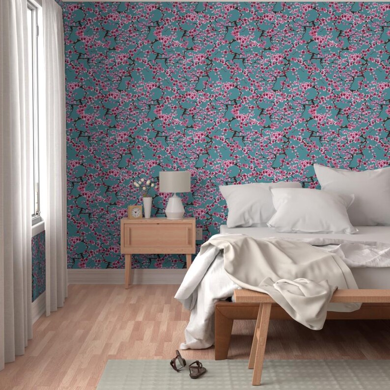 Japońska tapeta – Sakura Turquoise autorstwa Sveta Aho – Duża rolka samoprzylepnej tapety z motywem kwitnącej wiśni, zdejmowana, z motywem sadu, autorstwa Spoonflower zdjęcie 5