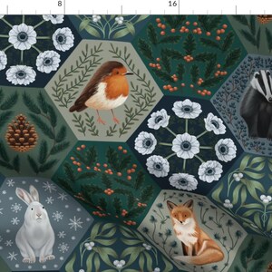 Puede incluir: Un patrón sin costuras que presenta una variedad de criaturas del bosque y flora en un diseño hexagonal. El patrón incluye un petirrojo, un tejón, un zorro, un conejo, piñas, bayas y flores blancas sobre un fondo verde oscuro y azul.