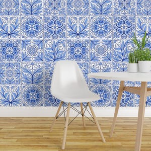 Selbstklebende Tapete in Fliesenoptik – Florales Patchwork-Muster im skandinavischen Stil – Abnehmbare Wanddekoration – Gänseblümchen-Fliesenmuster in Blau von cuteteez