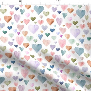 Peut inclure: Un motif sans couture composé de cœurs aquarelle dans des tons de rose, bleu, vert et marron. Les cœurs sont dispersés aléatoirement sur un fond blanc.