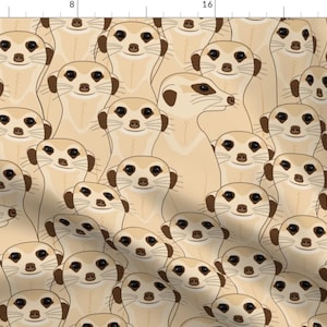 Puede incluir: Un patrón sin costuras que presenta un primer plano de muchos suricatas mirando directamente al espectador. Los suricatas son marrones y tostados con ojos y narices negros. El fondo es de color beige claro.