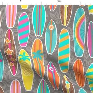 Puede incluir: Un patrón sin costuras que presenta tablas de surf coloridas con varios diseños sobre un fondo gris. Las tablas de surf tienen diferentes patrones, incluyendo rayas, flores y una piña. El fondo es gris con un sutil patrón floral.
