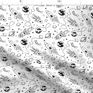 Puede incluir: Patrón sin costuras en blanco y negro con cohetes, planetas, estrellas y cometas. El patrón está sobre un fondo blanco.