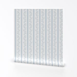 « Papier peint amovible autocollant Cottage Stripe - Bleu preppy bleu blanc - Art mural déco murale - Libby Stripe Soft Blue » par danika_herrick