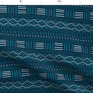 以下が含まれることがあります： 濃い青色の背景に、ターコイズと白の幾何学模様が繰り返し描かれたシームレスなパターン。伝統的なアフリカの部族の芸術を彷彿とさせるパターンです。
