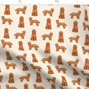Puede incluir: Un patrón sin costuras con un diseño repetitivo de perros doodle de color albaricoque sobre un fondo crema.
