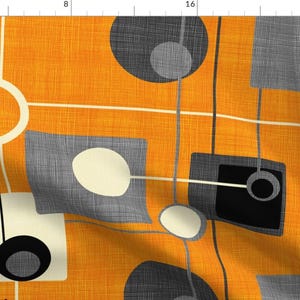 Puede incluir: Tela de patrón geométrico abstracto en tonos de naranja, gris, negro y blanco. La tela presenta un patrón repetitivo de círculos, cuadrados y líneas.