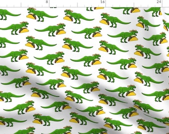 Könnte beinhalten: Ein weißer Hintergrund mit einem sich wiederholenden Muster aus grünen Dinosauriern, die Tacos essen. Die Dinosaurier sind grün mit braunen Hörnern und braunen Augen. Die Tacos sind gelb mit braunem Fleisch und grünem Salat.