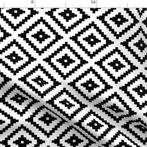 Puede incluir: Patrón geométrico en blanco y negro con formas de diamante que se repiten. El patrón está formado por cuadrados pequeños.