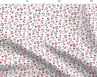 歯科バレンタイン生地 - ホワイトバレンタインデーCreativeco - 歯科バレンタインコットンホワイトレッドハート生地（1ヤードあたり）Spoonflowerで販売中