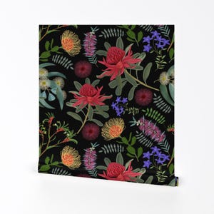 Puede incluir: Un fondo negro con un patrón repetitivo de flores rojas, rosas, amarillas y moradas. Las flores están rodeadas de hojas verdes.