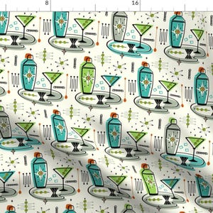 Può includere: Uno sfondo bianco con un motivo ripetuto di bicchieri da martini verdi, blu e arancioni, shaker per cocktail e forme astratte. Il motivo ricorda un design degli anni '50 o '60.