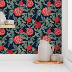 Avtagbar tapet med granatäpplemotiv - Sommarbotaniska granatäpplen - Väggkonst Väggdekor - Granatäpplen på marinblått av lavish_season bild 7