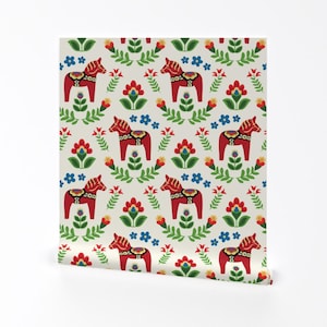 Dalapferd Tapete - Schwedische Dalapferde Rot Groß Von Barbarapixton - Individuell bedruckte und wiederablösbare klebende Tapetenrolle von Spoonflower