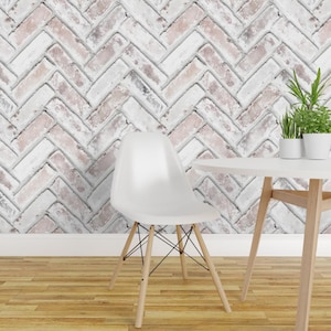 Tapeta Chevron Brick – Faux Brick Herringbone autorstwa Erin Kendal – rolka samoprzylepnej, usuwalnej tapety w stylu rustykalnym w kolorze białym od Spoonflower