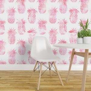 Ananas-Tapete – Ananas Hellrosa von Schatzibrown – Ananas-Tapetenrolle mit individuellem Druck und abnehmbarer Klebefläche von Spoonflower
