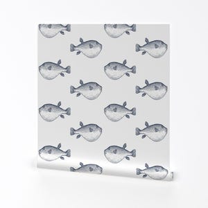 Carta da parati Blowfish - Blu Navy Blowfish Blow Fish Bianco di Jenlats - Rotolo di carta da parati autoadesiva rimovibile stampata personalizzata blu navy di Spoonflower