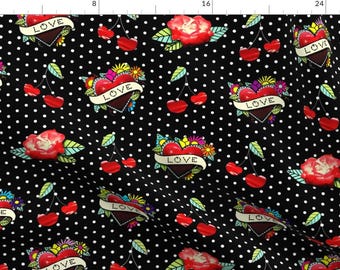 Puede incluir: Tela de lunares negros y blancos con un patrón repetido de corazones rojos con la palabra "LOVE" en una pancarta, cerezas rojas y rosas rojas.