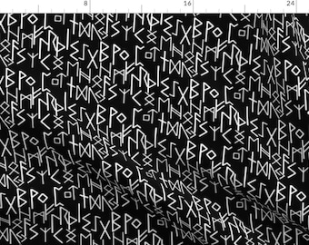 Viking Fabric – Runenschrift auf Schwarz von Lowa84 – Historische Typografie mit Wikingerrunen auf schwarzem und weißem Baumwollstoff in großen Mengen bei Spoonflower erhältlich