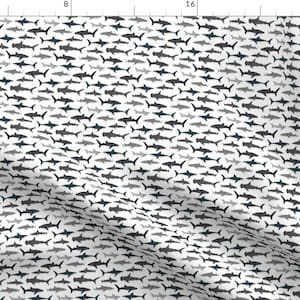 Könnte beinhalten: Ein weißer Stoff mit einem sich wiederholenden Muster aus grauen und blauen Hai-Silhouetten.